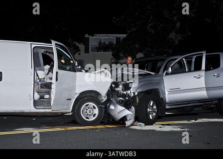 20 août 2006 - Annadale, Virginie, U. S - la police du comté de Fairfax enquête sur un accident mortel qui s'est produit lorsqu'une camionnette a heurté la tête d'une fourgonnette. Les sacs gonflables se sont déployés, mais cela n'a pas suffi à éviter que l'un des conducteurs ne soit mortellement blessé. (Crédit image : © Mark Reinstein via ZUMA Wire) Banque D'Images