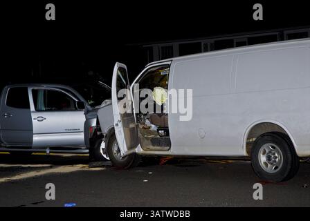 20 août 2006 - Annadale, Virginie, U. S - la police du comté de Fairfax enquête sur un accident mortel qui s'est produit lorsqu'une camionnette a heurté la tête d'une fourgonnette. Les sacs gonflables se sont déployés, mais cela n'a pas suffi à éviter que l'un des conducteurs ne soit mortellement blessé. (Crédit image : © Mark Reinstein via ZUMA Wire) Banque D'Images