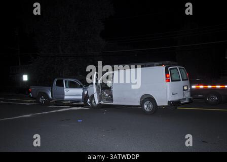 20 août 2006 - Annadale, Virginie, U. S - la police du comté de Fairfax enquête sur un accident mortel qui s'est produit lorsqu'une camionnette a heurté la tête d'une fourgonnette. Les sacs gonflables se sont déployés, mais cela n'a pas suffi à éviter que l'un des conducteurs ne soit mortellement blessé. (Crédit image : © Mark Reinstein via ZUMA Wire) Banque D'Images