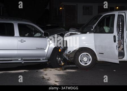 20 août 2006 - Annadale, Virginie, U. S - la police du comté de Fairfax enquête sur un accident mortel qui s'est produit lorsqu'une camionnette a heurté la tête d'une fourgonnette. Les sacs gonflables se sont déployés, mais cela n'a pas suffi à éviter que l'un des conducteurs ne soit mortellement blessé. (Crédit image : © Mark Reinstein via ZUMA Wire) Banque D'Images