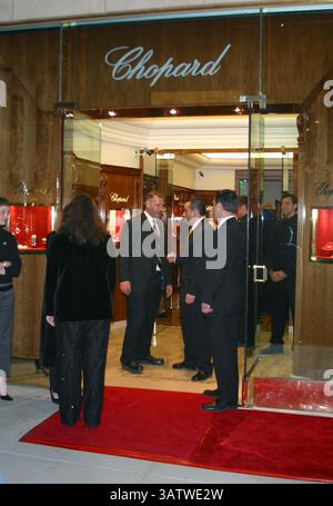 DEC. 8, 2003 - BEVERLY HILLS, CA, USA - K34374MR.LUNCH PARTY POUR LE NOUVEAU ROMAN DE JACKIE COLLINS ''HOLLYWOOD DIVORCES''. CHOPARD, BEVERLY HILLS, CALIFORNIA.12/08/03.MILAN Ryba/ 2003.CHOPARD.(crédit image : © Globe photos/ZUMAPRESS.com) Banque D'Images