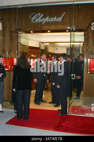 DEC. 8, 2003 - BEVERLY HILLS, CA, USA - K34374MR.LUNCH PARTY POUR LE NOUVEAU ROMAN DE JACKIE COLLINS ''HOLLYWOOD DIVORCES''. CHOPARD, BEVERLY HILLS, CALIFORNIA.12/08/03.MILAN Ryba/ 2003.CHOPARD.(crédit image : © Globe photos/ZUMAPRESS.com) Banque D'Images