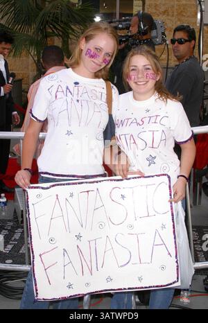 26 MAI 2004 - HOLLYWOOD, CALIFORNIE, ÉTATS-UNIS - K37535MR.ARRIVÉE DES FINALES DES IDOLES AMÉRICAINES AU KODAK THEATRE HOLLYWOOD AND HIGHLAND, HOLLYWOOD, CALIFORNIE.05/26/2004 . MILAN Ryba/ 2004.FANS.(image crédit : © Globe photos/ZUMAPRESS.com) Banque D'Images