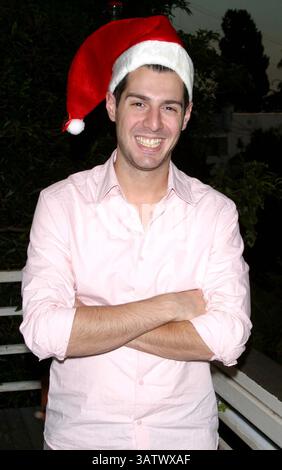 18 novembre 2004 - Hollywood Hills, CALIFORNIE, États-Unis - . SESSION D'ENREGISTREMENT POUR LE CD ''HOLIDAY IN THE FISH BOWL'', METTANT EN VEDETTE LES STARS DE LA RÉALITÉ AMÉRICAINE. (11/10/04).RÉSIDENCE PRIVÉE À HOLLYWOOD HILLS, CA.. MILAN Ryba/ 2004.ROB CESTERNINO (SURVIVOR)...EXCLUSIF !.K40479MR.(image crédit : © Globe photos/ZUMAPRESS.com) Banque D'Images