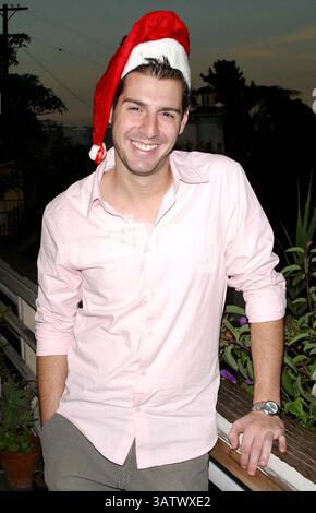 18 novembre 2004 - Hollywood Hills, CALIFORNIE, États-Unis - . SESSION D'ENREGISTREMENT POUR LE CD ''HOLIDAY IN THE FISH BOWL'', METTANT EN VEDETTE LES STARS DE LA RÉALITÉ AMÉRICAINE. (11/10/04).RÉSIDENCE PRIVÉE À HOLLYWOOD HILLS, CA.. MILAN Ryba/ 2004.ROB CESTERNINO (SURVIVOR)...EXCLUSIF !.K40479MR.(image crédit : © Globe photos/ZUMAPRESS.com) Banque D'Images