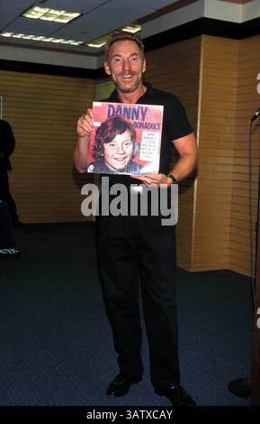 16 AOÛT 2007 - K23379MR.DANNY BONADUCE ACTES ALÉATOIRES DE LA SIGNATURE DE LIVRE DE GENTILLESSE À BARNES ET NOBLE LOS ANGELES 11-13-2001.DANNY BONADUCE. MILAN Ryba- PHOTOS(crédit image : © Globe photos/ZUMAPRESS.com) Banque D'Images