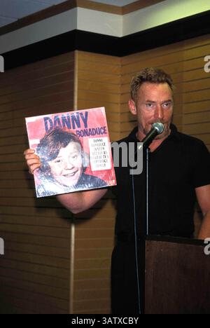 16 AOÛT 2007 - K23379MR.DANNY BONADUCE ACTES ALÉATOIRES DE LA SIGNATURE DE LIVRE DE GENTILLESSE À BARNES ET NOBLE LOS ANGELES 11-13-2001.DANNY BONADUCE. MILAN Ryba- PHOTOS(crédit image : © Globe photos/ZUMAPRESS.com) Banque D'Images
