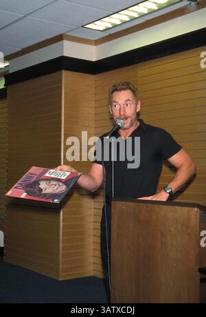 16 AOÛT 2007 - K23379MR.DANNY BONADUCE ACTES ALÉATOIRES DE LA SIGNATURE DE LIVRE DE GENTILLESSE À BARNES ET NOBLE LOS ANGELES 11-13-2001.DANNY BONADUCE. MILAN Ryba- PHOTOS(crédit image : © Globe photos/ZUMAPRESS.com) Banque D'Images