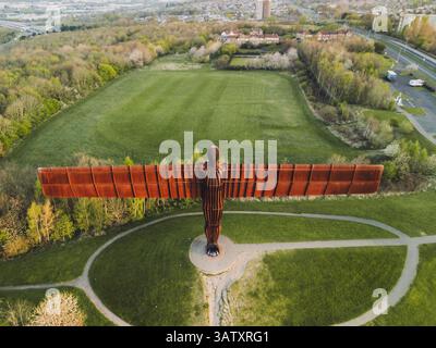 Gateshead UK : 13 avril 2025 : lumière de l'aube illuminant l'Ange du Nord sculpture de l'artiste Antony Gormley, à Gateshead avec des couleurs vives Banque D'Images