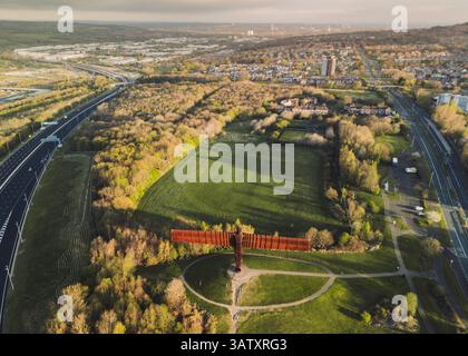 Gateshead UK : 13 avril 2025 : lumière de l'aube illuminant l'Ange du Nord sculpture de l'artiste Antony Gormley, à Gateshead avec des couleurs vives Banque D'Images