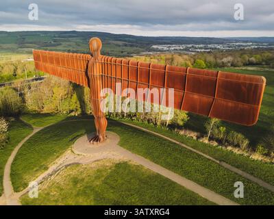 Gateshead UK : 13 avril 2025 : gros plan de la sculpture de l'Ange du Nord par l'artiste Antony Gormley point de vue élevé sur le drone Banque D'Images