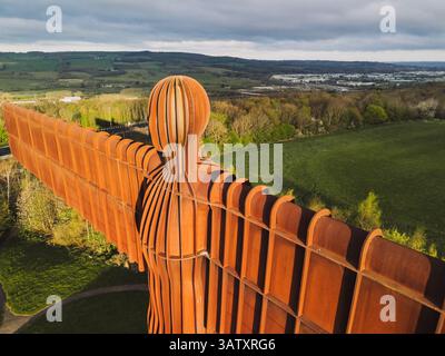 Gateshead UK : 13 avril 2025 : gros plan de la sculpture de l'Ange du Nord par l'artiste Antony Gormley point de vue élevé sur le drone Banque D'Images