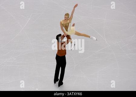 Samedi 2 avril 2016 : Alexa Scimeca et Chris Knierim (É.-U.) patinent dans le cadre du programme pairs Free Skate au Championnat du monde International Skating Union qui se tient au TD Garden, à Boston, Massachusetts. Eric Canha/CSM(image crédit : © Eric Canha/CSM via ZUMA Wire) Banque D'Images