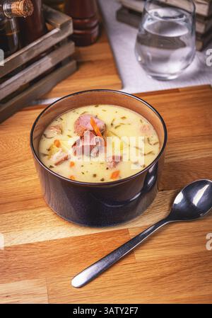 Soupe de pommes de terre avec viande de porc fumée dans un bol sur la table du restaurant Banque D'Images