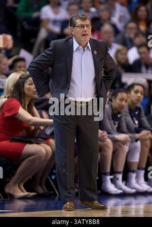 03 avril 2016 : Geno Auriemma, entraîneur-chef du Connecticut, lors d'un match de basket-ball de la NCAA entre les Huskies du Connecticut et les Beavers de l'Oregon State au Bankers Life Fieldhouse à Indianapolis, Indiana. Le Connecticut bat Oregon State 80-51. John Mersits/CSM(image de crédit : © John Mersits/CSM via ZUMA Wire) Banque D'Images