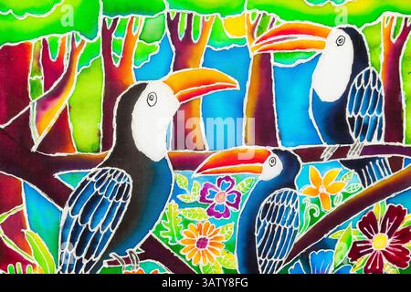 Dessiné peinture multicolore brillante représentant des oiseaux toucan dans la forêt. Peinture avec des toucans perroquets dans la forêt. Banque D'Images
