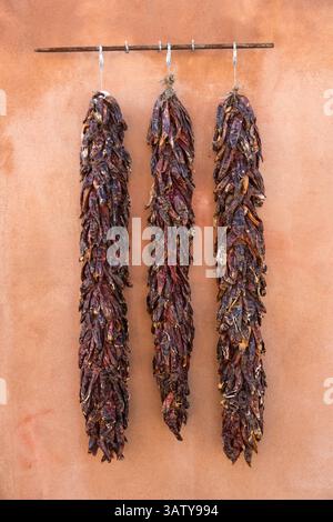 14 décembre 2015 - Albuquerque, NOUVEAU-Mexique, États-Unis d'Amérique - des ristras de poivre du chili séché sont accrochés sur un mur d'adobe sur la place de la vieille ville le 14 décembre 2015 à Albuquerque, Nouveau-Mexique. (Crédit image : © Richard Ellis via ZUMA Wire) Banque D'Images