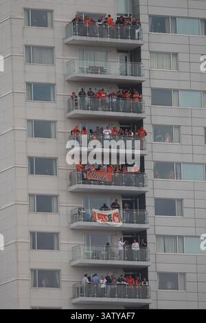 Les fans remplissent les balcons de l'hôtel Hilton pour voir le match d'ouverture entre les Twins du Minnesota et les Orioles de Baltimore à Oriole Park à Camden Yards à Baltimore, MD, le 4 avril 2016. Photo/ Mike Buscher / Cal Sport Media(crédit image : © Mike Buscher/Cal Sport Media/CSM via ZUMA Wire) Banque D'Images