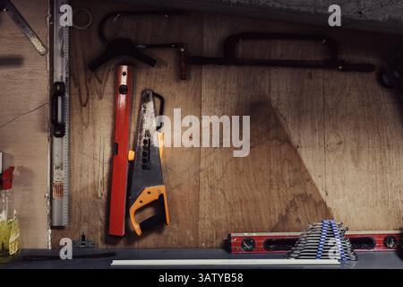 Détails d'un atelier d'artisanat, un mur avec des outils de suspension. Banque D'Images