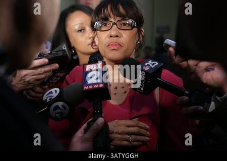 20 avril 2016 - Flint, Michigan, États-Unis - la mairesse de Flint, KAREN WEAVER, parle avec la presse après que le procureur général du Michigan Bill Schuette et l'équipe d'enquête de Flint Water ont annoncé des accusations criminelles résultant de l'enquête en cours du procureur général Flint Water au Riverfront banquet Center au centre-ville de Flint. (Crédit image : © Ryan Garza/Detroit Free Press via ZUMA Wire) Banque D'Images