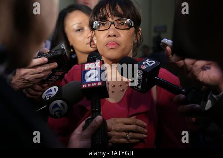 20 avril 2016 - Flint, mi, États-Unis - la mairesse de Flint, Karen Weaver, s'entretient avec la presse après que le procureur général du Michigan Bill Schuette et l'équipe d'enquête de Flint Water ont annoncé des accusations criminelles découlant de l'enquête en cours du procureur général sur Flint Water le 20 avril 2016 au Riverfront banquet Center du centre-ville de Flint, Mich. (crédit image : © Ryan Garza/TNS via ZUMA Wire) Banque D'Images