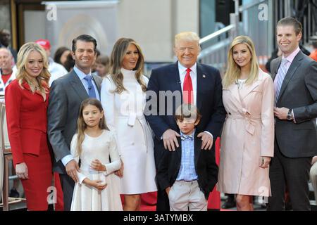 21 avril 2016 - New York, NY, États-Unis - 21 avril 2016 New York City..Tiffany Trump, Donald Trump Jr, Kai Trump, Melania Trump, candidat républicain à la présidence de 2016 Donald Trump, Tristan Trump, Ivanka Trump et Eric Trump posent sur scène lors de l'Today Trump Town Hall de NBC au Rockefeller Plaza le 21 avril 2016 à New York City. (Crédit image : © Kristin Callahan/Ace Pictures via ZUMA Press) Banque D'Images