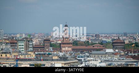 Vue sur les gratte-ciel de Milan, les toits et les gratte-ciel de la ville. Castello Sforzesco. Banque D'Images