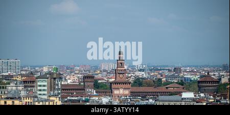 Vue sur les gratte-ciel de Milan, les toits et les gratte-ciel de la ville. Castello Sforzesco. Banque D'Images