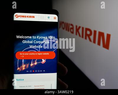 Dans cette illustration photo, une personne tient un téléphone portable avec la page Web de la société japonaise de biotechnologie Kyowa Kirin Co. Ltd sur l'écran devant le logo. (Photo timon Schneider / SOPA images/SIPA USA) *** strictement à des fins éditoriales *** Banque D'Images