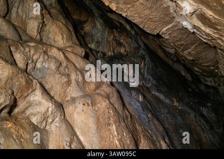 Grotte Thirst House dans la réserve naturelle de Deepdale près de Buxton dans le Derbyshire, Angleterre. Banque D'Images