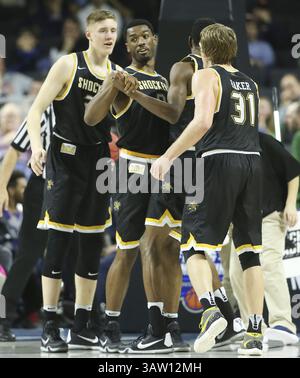 17 mars 2016 - Providence, RI, États-Unis - Rashard Kelly de Wichita State est aidé par ses coéquipiers après avoir collecté une faute de charge lors de la deuxième mi-temps contre Arizona au premier tour du tournoi de la NCAA à Dunkin Donuts Arena à Providence, R.I., le jeudi 17 mars 2016. État de Wichita avancé, 65-55. (Crédit image : © Travis Heying/TNS via ZUMA Wire) Banque D'Images
