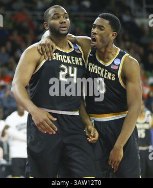 17 mars 2016 - Providence, RI, États-Unis - Shaq Morris de Wichita State, à gauche, et Rashard Kelly réagissent après que Morris a jeté un dunk contre Arizona et a été faussé lors de la deuxième mi-temps du premier tour du tournoi de la NCAA à Dunkin Donuts Arena à Providence, R.I., le jeudi 17 mars 2016. État de Wichita avancé, 65-55. (Crédit image : © Travis Heying/TNS via ZUMA Wire) Banque D'Images