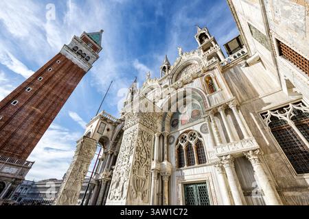 Campanile ou Campanile près de la façade de la cathédrale Saint-Marc, Basilique Saint-Marc, place Saint-Marc, Saint-Marc, Venise Banque D'Images