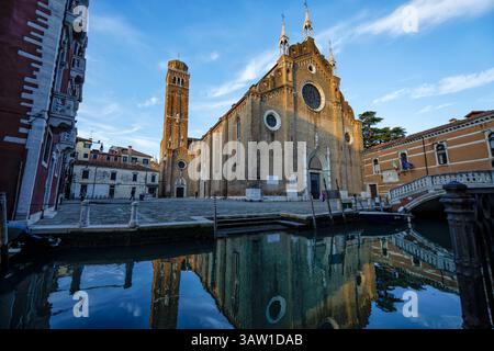 Basilica di Santa Maria Gloriosa del Frari église de style gothique à Campo dei Frari vue à travers le canal Rio del Frari à San Polo, Venise Banque D'Images