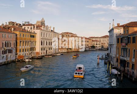 Bateaux à moteur et ferries tôt le matin, aube, lever du soleil sur Grand Canel regardant vers Dorsoduro depuis Ponte Dell Accademia, pont de l'Accademia, Venise Banque D'Images