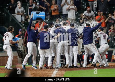 1er juin 2016 : les joueurs des Astros de Houston célèbrent avec George Springer (4 ans), le terrain droit des Astros de Houston, après qu'il ait frappé un run de marche pour remporter le match de la Ligue majeure de baseball entre les Diamondbacks de l'Arizona et les Astros de Houston au minute Maid Park à Houston, au Texas. Les Astros ont battu les Diamondbacks 5-4 en 11 manches Tim Warner/CSM. (Crédit image : © Tim Warner/CSM via ZUMA Wire) Banque D'Images