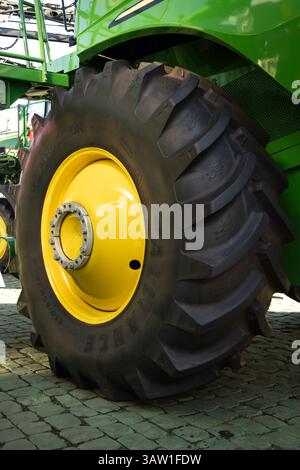 Grande moissonneuse-batteuse agricole John Deere, dotée de pneus arrière robustes, d'un châssis en métal vert et de roues jaunes. Banque D'Images