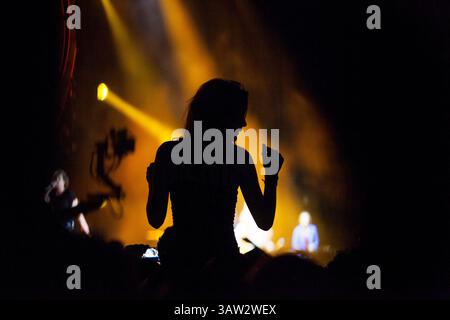 25 mars 2016 - la Havane, Cuba - Une femme s'assoit sur les épaules de quelqu'un pour mieux voir quand Mick Jagger se produit sur scène au Ciudad Deportiva de la Havane, (crédit image : © Michael Paul Franklin/ZUMA Wire/ZUMAPRESS.com) Banque D'Images