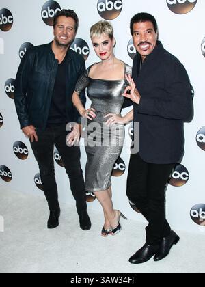(FILE) Katy Perry reçoit des réactions de contrecoup après le vol spatial Blue Origin. PASADENA, LOS ANGELES, CALIFORNIE, États-Unis - 08 JANVIER : Luke Bryan, Katy Perry et Lionel Richie arrivent à la tournée de presse hivernale 2018 du Disney ABC Television Group qui se tient à l'hôtel Langham Huntington le 8 janvier 2018 à Pasadena, Los Angeles, Californie, États-Unis. (Photo de Xavier Collin/image Press Agency) Banque D'Images