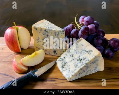 Le fromage bleu Stilton se marie parfaitement avec les raisins ou la pomme Banque D'Images