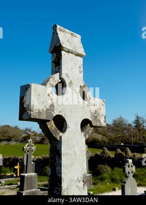 Dans un cimetière de village dans le comté de Galway, en Irlande, la pierre tombale typique est une croix celtique stylisée Banque D'Images
