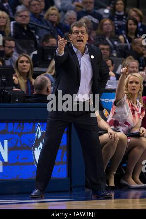05 avril 2016 : Geno Auriemma, entraîneur-chef du Connecticut, dirige son équipe lors d'un match de basket-ball NCAA entre les Orange de Syracuse et les Huskies du Connecticut au Bankers Life Fieldhouse à Indianapolis, Indiana. Le Connecticut bat Syracuse 82-51. John Mersits/CSM(image de crédit : © John Mersits/CSM via ZUMA Wire) Banque D'Images