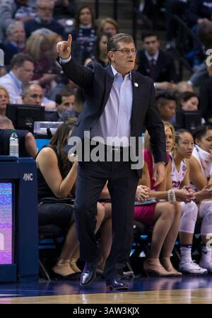 05 avril 2016 : Geno Auriemma, entraîneur-chef du Connecticut, lors d'un match de basket-ball NCAA entre les Orange de Syracuse et les Huskies du Connecticut au Bankers Life Fieldhouse à Indianapolis, Indiana. Le Connecticut bat Syracuse 82-51. John Mersits/CSM(image de crédit : © John Mersits/CSM via ZUMA Wire) Banque D'Images
