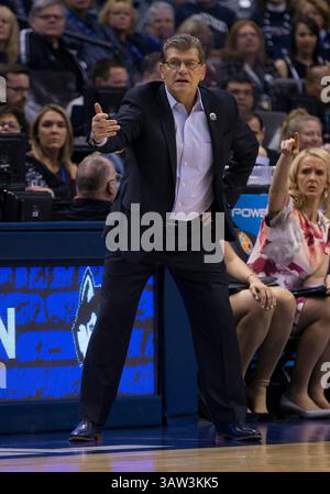 05 avril 2016 : Geno Auriemma, entraîneur-chef du Connecticut, dirige son équipe lors d'un match de basket-ball NCAA entre les Orange de Syracuse et les Huskies du Connecticut au Bankers Life Fieldhouse à Indianapolis, Indiana. Le Connecticut bat Syracuse 82-51. John Mersits/CSM(image de crédit : © John Mersits/CSM via ZUMA Wire) Banque D'Images