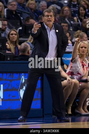 05 avril 2016 : Geno Auriemma, entraîneur-chef du Connecticut, dirige son équipe lors d'un match de basket-ball NCAA entre les Orange de Syracuse et les Huskies du Connecticut au Bankers Life Fieldhouse à Indianapolis, Indiana. Le Connecticut bat Syracuse 82-51. John Mersits/CSM(image de crédit : © John Mersits/CSM via ZUMA Wire) Banque D'Images