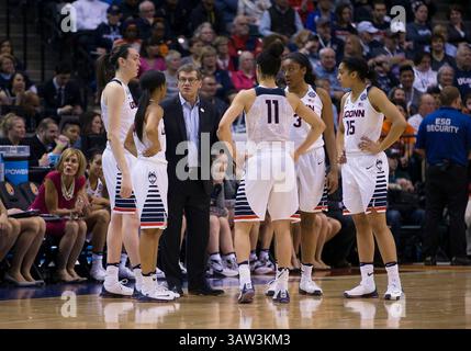 05 avril 2016 : Geno Auriemma, entraîneur-chef du Connecticut, discute avec ses joueurs lors d'un match de basket-ball NCAA entre les Orange de Syracuse et les Huskies du Connecticut au Bankers Life Fieldhouse à Indianapolis, Indiana. Le Connecticut bat Syracuse 82-51. John Mersits/CSM(image de crédit : © John Mersits/CSM via ZUMA Wire) Banque D'Images