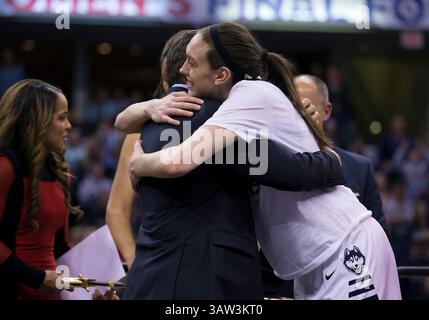 05 avril 2016 : L'attaquante Breanna Stewart (30 ans) embrasse l'entraîneur Geno Auriemma après une action de match de basket-ball de la NCAA entre les Orange de Syracuse et les Huskies du Connecticut au Bankers Life Fieldhouse à Indianapolis, Indiana. Le Connecticut bat Syracuse 82-51. John Mersits/CSM(image de crédit : © John Mersits/CSM via ZUMA Wire) Banque D'Images