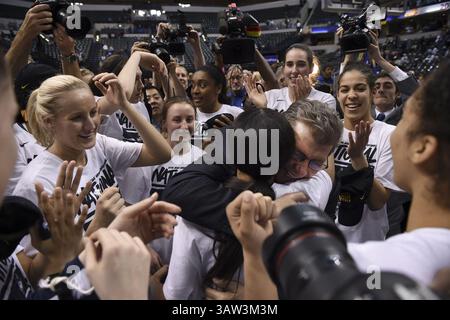5 avril 2016 - Indianapolis, Indianapolis, États-Unis - Geno Auriemma, entraîneur-chef des Huskies du Connecticut, embrasse la garde Moriah Jefferson (4) après avoir été emmené du terrain après que l'UConn eut battu Syracuse 82-51 pour son quatrième championnat NCAA consécutif mardi soir, 5 avril 2016 à Bankers Life Fieldhouse à Indianapolis, Ind (crédit image : © John Woike/TNS via ZUMA Wire) Banque D'Images
