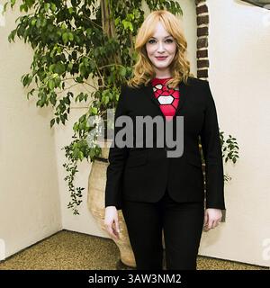 5 avril 2016 - Hollywood, Californie, États-Unis - CHRISTINA HENDRICKS. Christina Rene Hendricks Christina Rene Hendricks (née le 3 mai 1975) est une actrice américaine. Elle est surtout connue pour son rôle de Joan Holloway dans la série télévisée AMC Mad Men, pour laquelle elle a été nominée pour six Emmy Awards. Un sondage auprès des lectrices réalisé par le magazine Esquire a nommé Hendricks « la femme la plus sexy du monde », en 2010, elle a été élue meilleure femme américaine par le magazine Esquire. Les crédits cinématographiques de Hendricks incluent Drive, God's Pocket et Lost River. Elle apparaît actuellement en tant que Céline/« présidente » dans la sitcom Comedy Central Another Period Banque D'Images