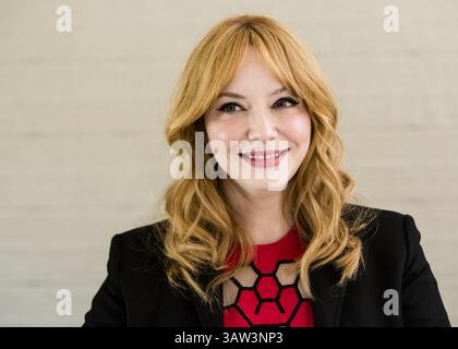 5 avril 2016 - Hollywood, Californie, États-Unis - CHRISTINA HENDRICKS. Christina Rene Hendricks Christina Rene Hendricks (née le 3 mai 1975) est une actrice américaine. Elle est surtout connue pour son rôle de Joan Holloway dans la série télévisée AMC Mad Men, pour laquelle elle a été nominée pour six Emmy Awards. Un sondage auprès des lectrices réalisé par le magazine Esquire a nommé Hendricks « la femme la plus sexy du monde », en 2010, elle a été élue meilleure femme américaine par le magazine Esquire. Les crédits cinématographiques de Hendricks incluent Drive, God's Pocket et Lost River. Elle apparaît actuellement en tant que Céline/« présidente » dans la sitcom Comedy Central Another Period Banque D'Images